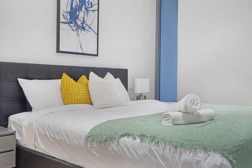 Stylish And Free Parking 2b2b At Burwood