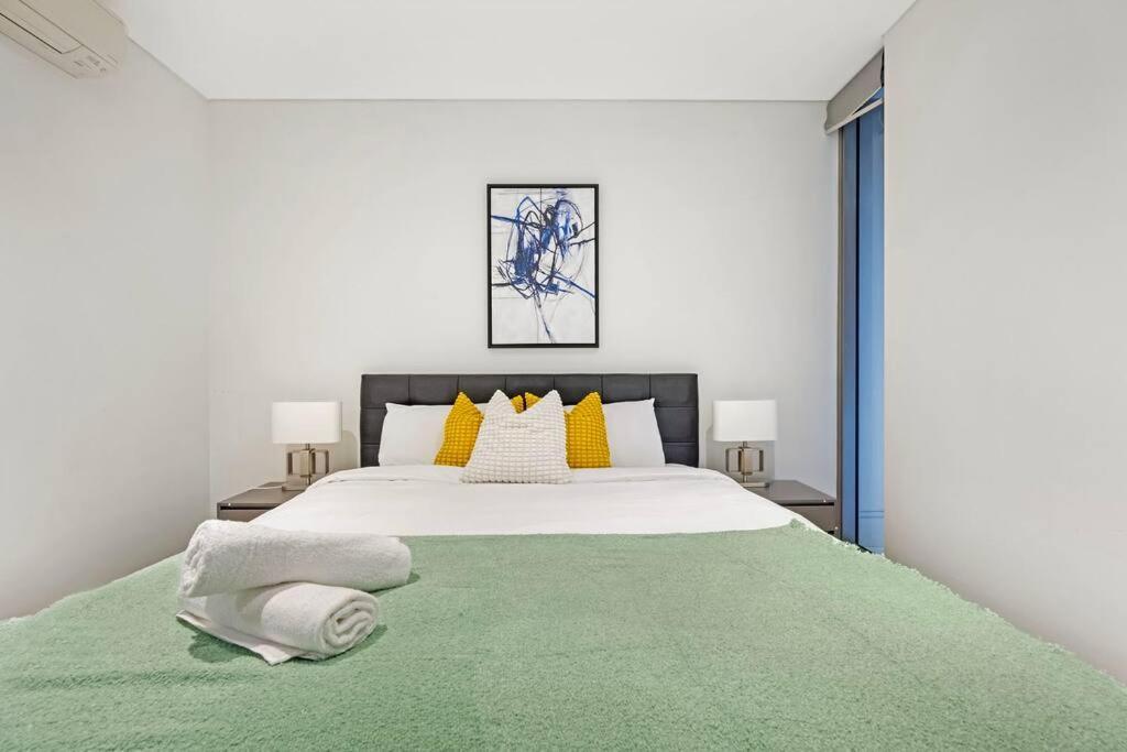 Apartment Stylish And Free Parking 2b2b At Burwood Sydney